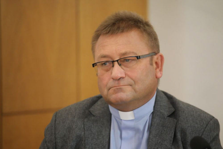 Prezydent Europejskiego Forum Nauczania Religii w Szkołach, przewodniczący Stowarzyszenia Katechetyków Polskich ks. prof. dr hab. Roman Buchta podczas konferencji prasowej o nauczaniu religii w szkole w Sekretariacie Konferencji Episkopatu Polski w Warszawie. Fot. PAP/A. Zawada