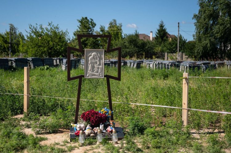 Grób w Buczy na Ukrainie. 21.07.2022. Fot. PAP/V. Ratynskyi