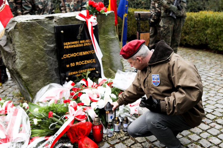 Obchody 82. rocznicy pierwszego zrzutu Cichociemnych przed pomnikiem Cichociemnych przy Urzędzie Gminy w Dębowcu. 17.02.2023.  Fot. PAP/Z. Meissner