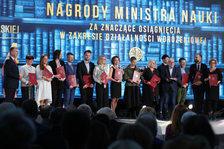 Pierwszy rząd: rektor Politechniki Warszawskiej prof. Krzysztof Zaremba (4P) i minister nauki Dariusz Wieczorek (L) podczas wręczenia nagród w trakcie Gali Nauki Polskiej. Warszawa, 18.02.2024. Fot. PAP/P. Supernak