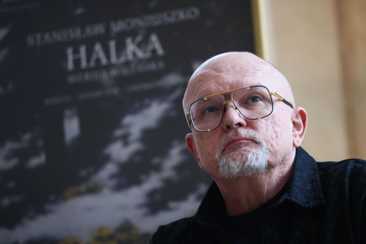 Warszawa, 07.02.2024. Reżyser Wojciech Adamczyk podczas konferencji prasowej poświęconej premierze spektaklu Polskiej Opery Królewskiej „Halka” w Starej Oranżerii w Muzeum Łazienek Królewskich w Warszawie. Fot. PAP/L. Szymański