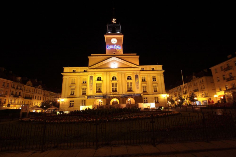 Ratusz w Kaliszu specjalnie oświetlony na jubileusz 1850 lat istnienia miasta. 2010 r. Fot. PAP/T. Wojtasik