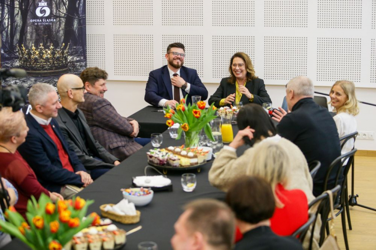 Marszałek Senatu Małgorzata Kidawa-Błońska (C-P) oraz dyrektor opery Łukasz Goik (C-L) podczas spotkania z twórcami kultury i artystami w Operze Śląskiej w Bytomiu. Fot. PAP/J. Praszkiewicz