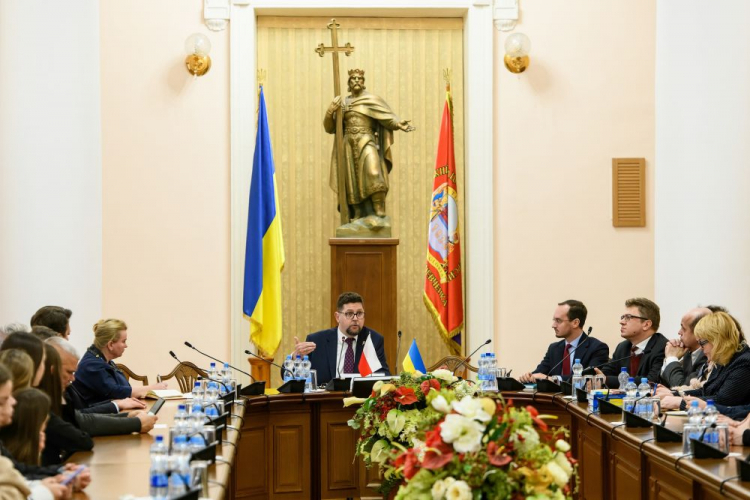 Kijów, Ukraina, 06.02.2024. Wiceminister nauki i szkolnictwa wyższego RP Andrzej Szeptycki (C) podczas wykładu dla studentów i wykładowców Narodowego Uniwersytetu Kijowskiego im. Tarasa Szewczenki w Kijowie. Fot. PAP/V. Musiienko