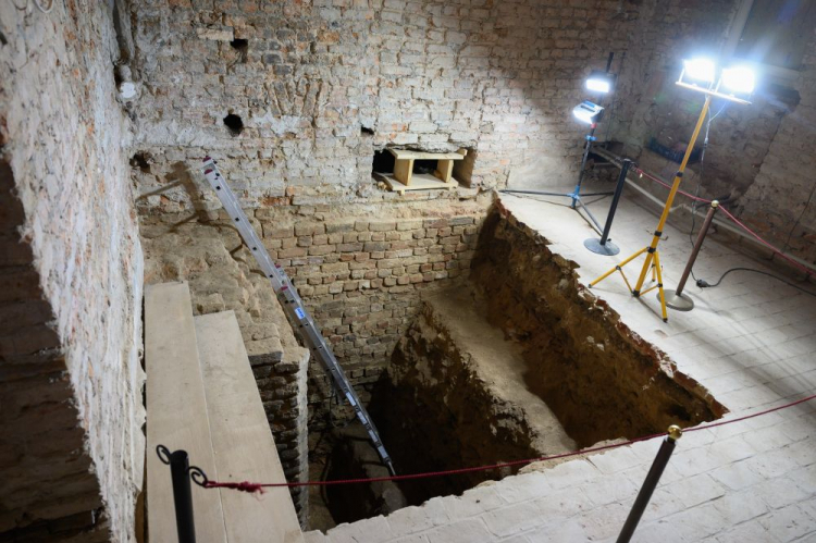 Odkryte mury dawnej kuchni królewskiej zaprezentowane podczas konferencji prasowej poświęconej stanowi badań archeologicznych na Wzgórzu Przemysła. Poznań, 02.02.2024. Fot. PAP/J. Kaczmarczyk