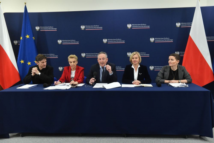 Minister kultury i dziedzictwa narodowego Bartłomiej Sienkiewicz (C) oraz wiceministrowie kultury i dziedzictwa narodowego: Andrzej Wyrobiec (L), Joanna Scheuring-Wielgus (2L), Bożena Żelazowska (2P) i Marta Cienkowska (P) podczas konferencji prasowej. Warszawa, 15.02.2024. Fot. PAP/P. Nowak