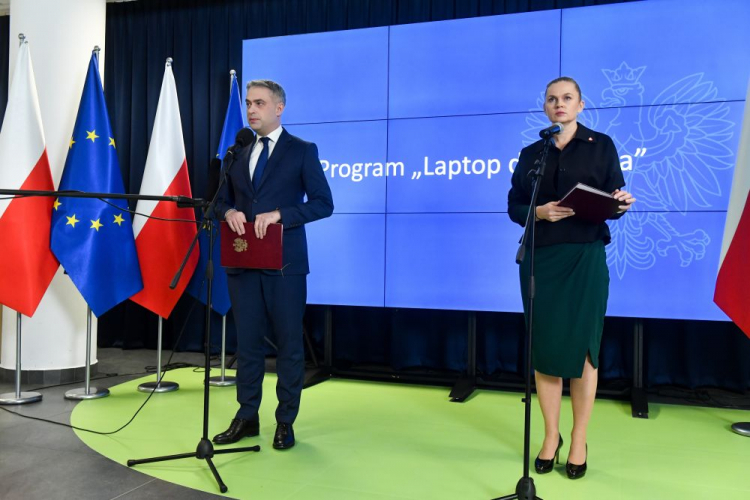 Minister cyfryzacji Krzysztof Gawkowski (L) i minister edukacji Barbara Nowacka (P) na konferencji prasowej nt. programu "Laptop dla ucznia" w siedzibie Ministerstwa Cyfryzacji. Warszawa, 08.02.2024. Fot. PAP/P. Nowak