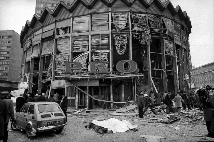 Warszawa 15.02.1979. Wybuch Gazu w rotundzie PKO. Fot. PAP/A. Urbanek