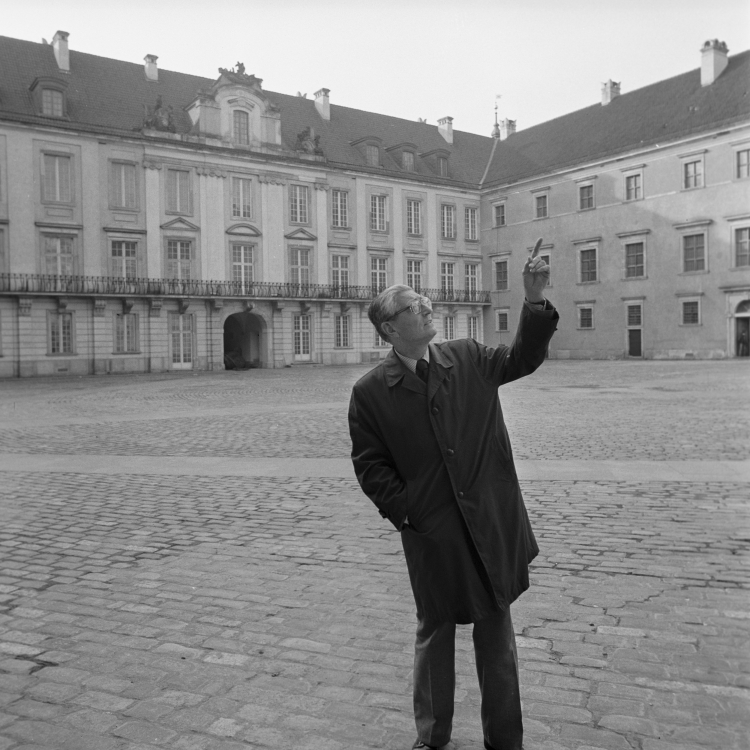 Aleksander Gieysztor na dziedzińcu odbudowywanego Zamku Królewskiego w październiku 1980 r. Fot.PAP/L. Łożyński 