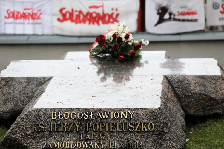 Kwiaty na grobie księdza Jerzego Popiełuszki przed kościołem pw. św. Stanisława Kostki. Fot.PAP/T. Gzell