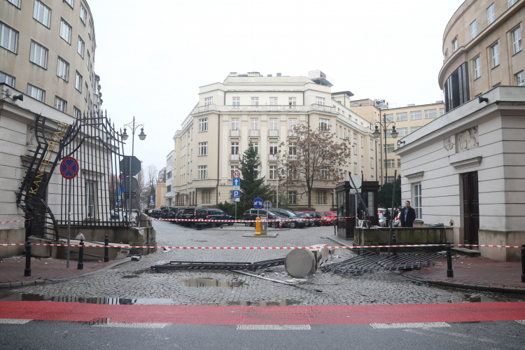 Uszkodzona brama wjazdowa przed Kancelarią Prezydenta w styczniu 2020 r. PAP/W. Olkuśnik