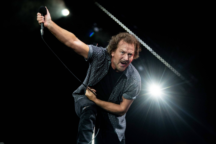 Eddie Vedder z Pearl Jam podczas koncertu na festiwalu Pinkpop w holenderskim Landgraaf w 2022 r. Fot. PAP/EPA/M. van Hoorn