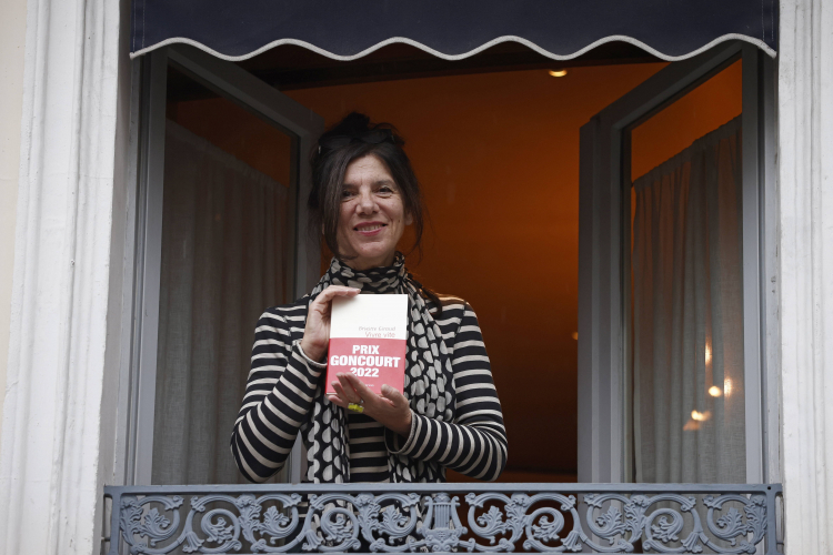 Pisarka Brigitte Giraud w oknie restauracji Drouant po otrzymaniu nagrody Goncourt 3 listopada 2022. PAP/EPA/Y. Valat.