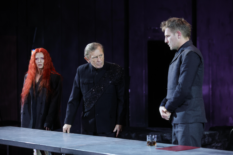Jan Englert (C), Karol Pocheć (P) oraz Dominika Kluźniak (L) na próbie medialnej "Króla Leara" w Teatrze Narodowym w Warszawie, 20 lutego 2024 r. Fot. PAP/Rafał Guz 