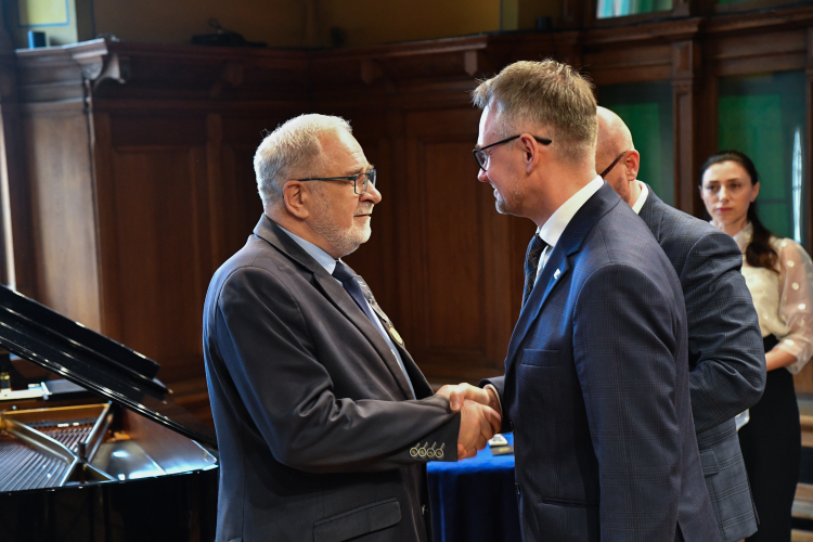 Dyrektor IPN Gdańsk Marek Szymaniak (P) i odznaczony Andrzej Adamczyk (L) podczas uroczystości wręczenia Medali Reipublicae Memoriae Meritum. Fot. PAP/A. Jackowski