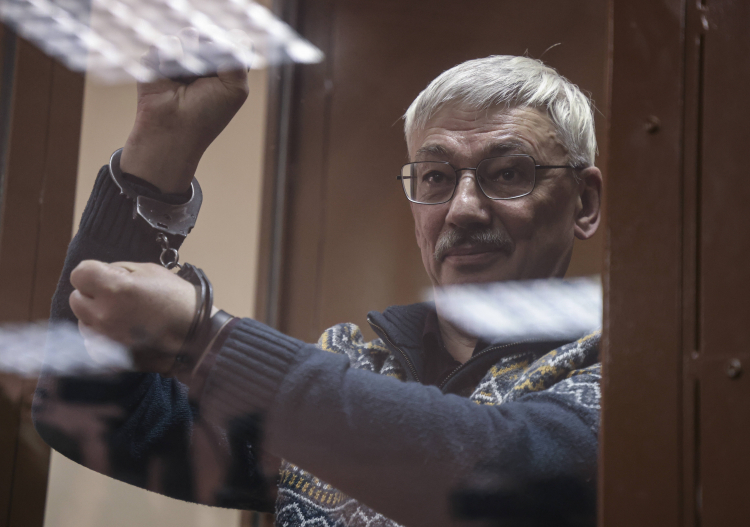 Oleg Orłow przed sądem w Moskwie 27 lutego 2024 r. Fot. PAP/EPA/S. Ilnitsky