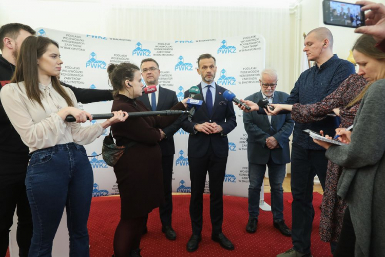 Wojewódzki konserwator zabytków Adam Musiuk (centrum-L), wojewoda podlaski Jacek Brzozowski (C) i pełnomocnik wojewody ds. ochrony i promocji dziedzictwa kulturowego Jerzy Urwanowicz (centrum-P) podczas konferencji prasowej w Wojewódzkim Urzędzie Ochrony Zabytków. Białystok, 08.02.2024. Fot. PAP/A. Reszko