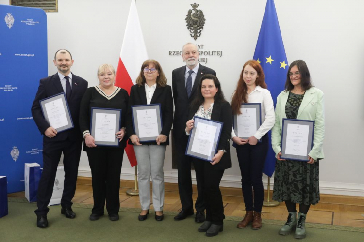 Warszawa, 28.02.2024. Senator KO Rafał Grupiński (4P) oraz laureaci: Ewa Trzcińska (2L), Andrzej Pisalnik (L), Danuta Świątek (3L), Dorota Jaśkiewicz-Łebek (P), Joanna Sikora (2P) i Marzena Wróbel-Szała (3P) na wręczeniu nagród w konkursie dla dziennikarzy polskich i polonijnych o nagrodę Marszałka Senatu pn. „Polki poza Polską”. Fot. PAP/T. Gzell