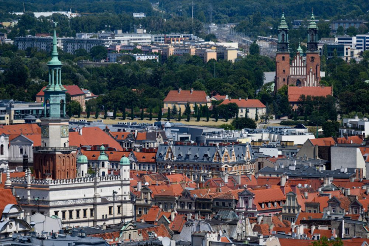 Widok na Ratusz Miejski (L) i poznańską katedrę, Bazylikę Archikatedralną pod wezwaniem Apostołów Piotra i Pawła (P) z wieżowca Collegium Altum Uniwersytetu Ekonomicznego w Poznaniu. Fot. PAP/J. Kaczmarczyk