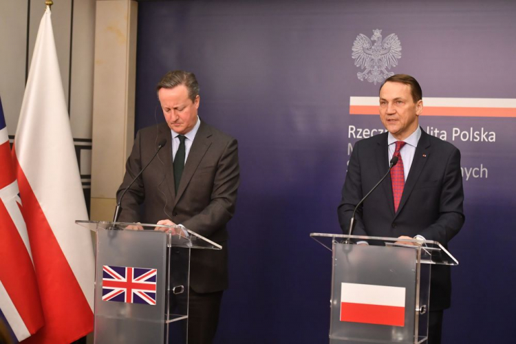 Minister spraw zagranicznych RP Radosław Sikorski (P) oraz sekretarz stanu ds. Zagranicznych i Wspólnoty Narodów Wielkiej Brytanii David Cameron (L) podczas konferencji prasowej po spotkaniu w Ministerstwie Spraw Zagranicznych w Warszawie. Fot. PAP/P. Nowak