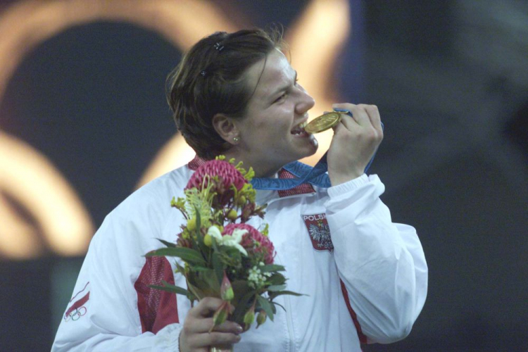 Igrzyska olimpijskie Sydney 2000: Kamila Skolimowska poznała smak złota. Polka została mistrzynią olimpijską w rzucie młotem. Fot. PAP/P. Wierzchowski