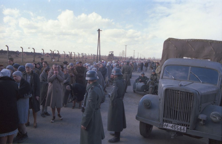 Realizacja amerykańskiego filmu „Triumf ducha” w reż. Roberta M. Younga: sceny kręcone w b. niemieckim obozie Auschwitz-Birkenau. Oświęcim, 03.1989. Fot. PAP/J. Ochoński