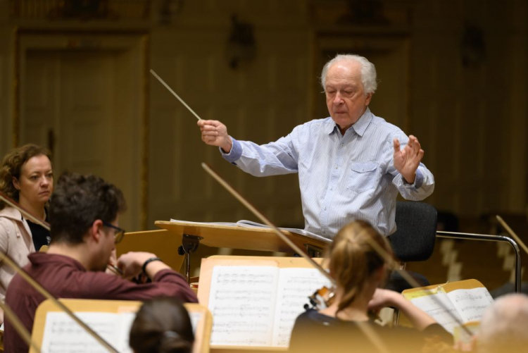 Poznań, 07.02.2024. Dyrygent Antoni Wit podczas próby przed piątkowym koncertem Orkiestry Filharmonii Poznańskiej „Urodziny Maestra”. Fot. PAP/J. Kaczmarczyk