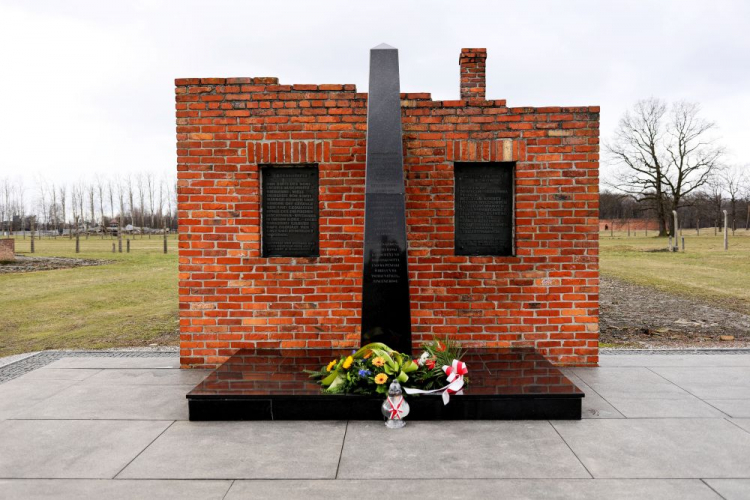 Uroczystość przed Pomnikiem Zagłady Romów i Sinti na terenie KL Auschwitz II-Birkenau. Brzezinka, 26.02.2023. Fot. PAP/Z. Meissner