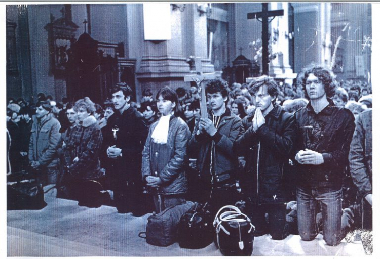 Protestujący w obronie krzyża w Miętnem podczas nabożeństwa w kościele w Garwolinie. Fot. ze strony IPN, z archiwów Diecezji Siedleckiej.