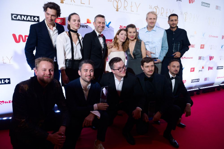 Aktorzy i twórcy filmu "1670" odebrali nagrodę za Najlepszy Filmowy Serial Fabularny podczas 26. Gali Polskich Nagród Filmowych ORŁY 2024. Fot. PAP/M. Obara