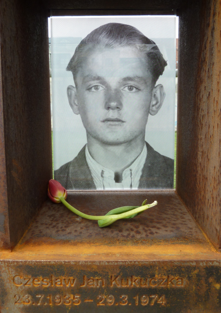 Czesław Kukuczka w oknie pamięci, Pomnik Muru Berlińskiego, Bernauer Straße./Żródło: Wikipedia