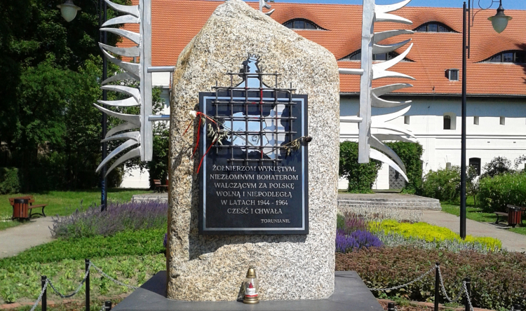 Pomnik Żołnierzy Wyklętych w Toruniu. Źródło: Wikipedia. 