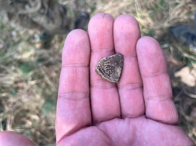 Odkrycie w pobliżu torów kolejowych - fragment średniowiecznej bulli papieskiej, Fot. Muzeum Historii Ziemi Kamieńskiej