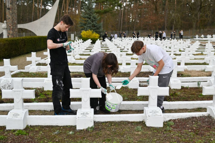 Stare Łysogórki (pow. gryfiński), 13.03.2024. Uczniowie klas mundurowych szczecińskiego VII Liceum Ogólnokształcącego sprzątają mogiły na Cmentarzu Wojennym Żołnierzy I Armii Wojska Polskiego. Fot. PAP/M. Bielecki