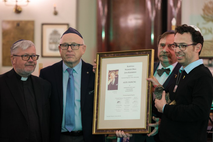 Ksiądz Alfred Wierzbicki (L), przedstawiciel Towarzystwa Jana Karskiego Andrzej Ludek (2P) i Yuval Danzig (P) podczas wręczenia Nagrody Specjalnej Orła Jana Karskiego dla Alexa Dancyga w Synagodze Nożyków w Warszawie. Fot. PAP/P. Supernak