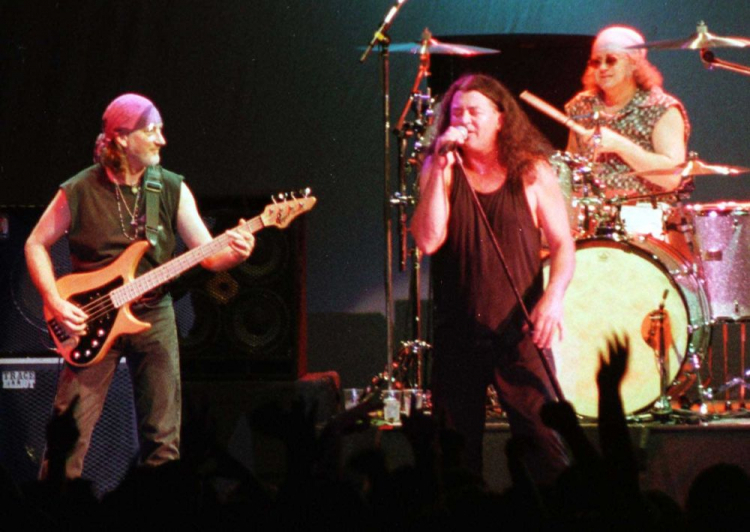 Koncert Deep Purple w katowickim Spodku - od lewej: Roger Glover, Ian Gillan oraz Ian Paice. Fot. PAP/CAF/R. Koszowski