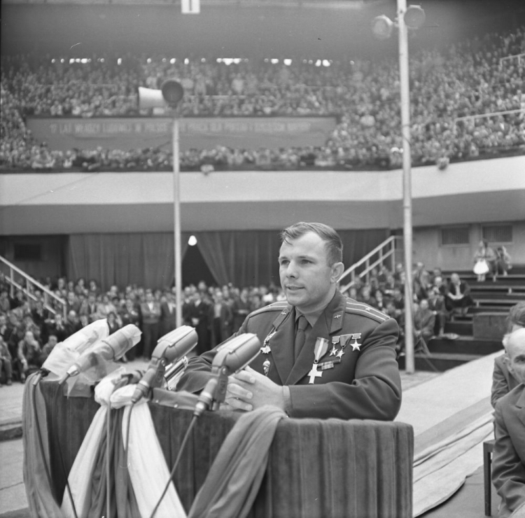 Centralna Akademia z okazji 22 lipca: przemawia radziecki kosmonauta Jurij Gagarin. Katowice, 22.07.1961. Fot. PAP/H. Grzęda