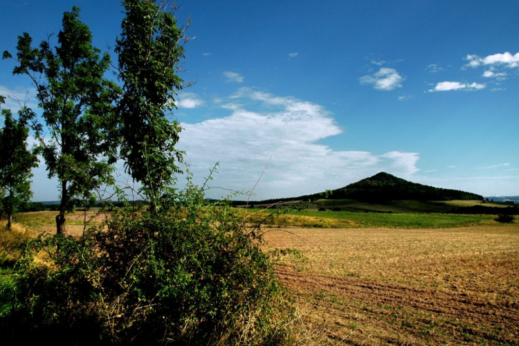 Sudety - Pogórze Kaczawskie: góra Ostrzyca - komin wygasłego wulkanu tarczowego. Fot. PAP/M. Angiel