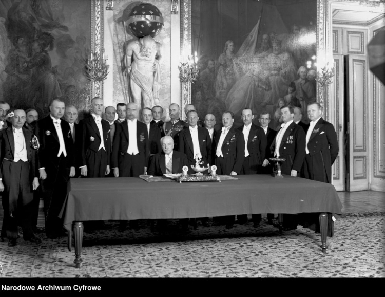 Ceremonia podpisania przez prezydenta RP Ignacego Mościckiego Konstytucji 1935 roku w Sali Rycerskiej na Zamku Królewskim w Warszawie. 23.04.1935. Fot. NAC