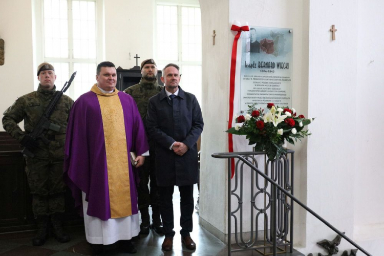 W gdańskiej Bazylice Mariackiej odsłonięto tablicę ks. Bernarda Wieckiego. Fot. Oddziałowe Biuro Edukacji Narodowej IPN w Gdańsku