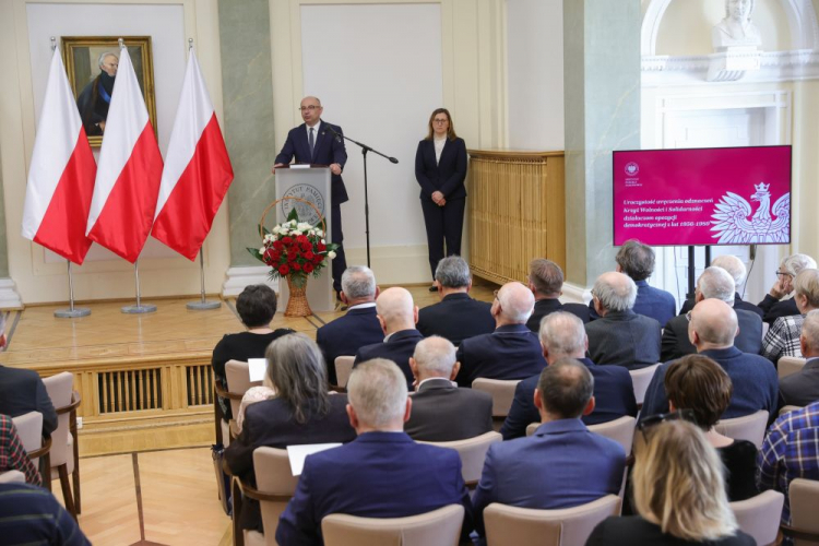 Warszawa, 19.03.2024. Zastępca prezesa IPN Mateusz Szpytma (C) podczas uroczystości wręczenia Krzyży Wolności i Solidarności działaczom opozycji niepodległościowej z lat 1956–1989, w Pałacu Staszica. Fot. PAP/R. Guz