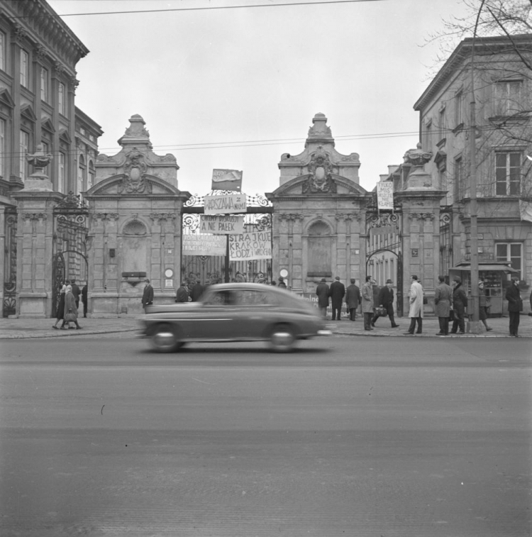 Marzec ‘68: plakaty i hasła na bramie głównej UW przy ul. Krakowskie Przedmieście. Warszawa, 15.03.1968. Fot. PAP/T. Zagoździński