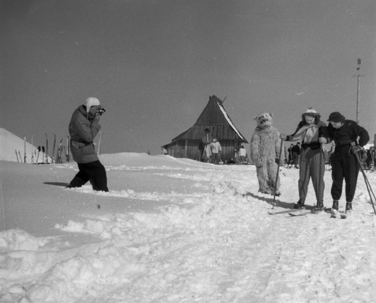 Pamiątkowa fotografia z misiem. Zakopane, 1949 r. Fot. PAP/CAF