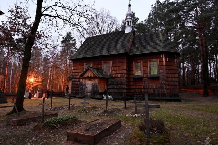 Zabytkowy kościół pw. św. Doroty z Wolanowa na terenie Muzeum Wsi Radomskiej. Fot. PAP/P. Polak