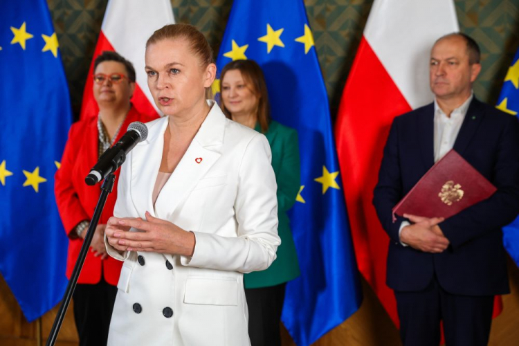 Minister edukacji Barbara Nowacka (2L) i wiceministrowie: Katarzyna Lubnauer (L), Paulina Piechna-Więckiewicz (2P) i Henryk Kiepura (P) podczas konferencji prasowej nt. pierwszych 100 dni rządu w MEN. Fot. PAP/R. Guz