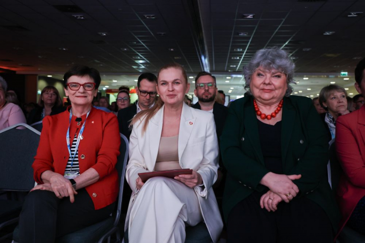 Minister edukacji narodowej Barbara Nowacka (L) uczestniczy w XX Ogólnopolskiej Konferencji Kadry Kierowniczej Oświaty w Krakowie, podczas której wręczyła Gabrieli Olszowskiej (P) powołanie na stanowisko małopolskiej kurator. Fot. PAP/Art Service