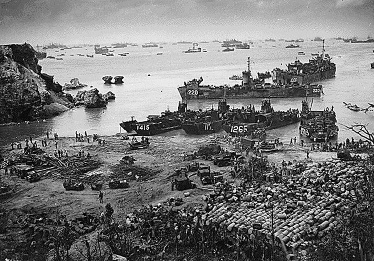 Wojska amerykańskie na Okinawie. 1945 r. Źródło: Wikimedia Commons