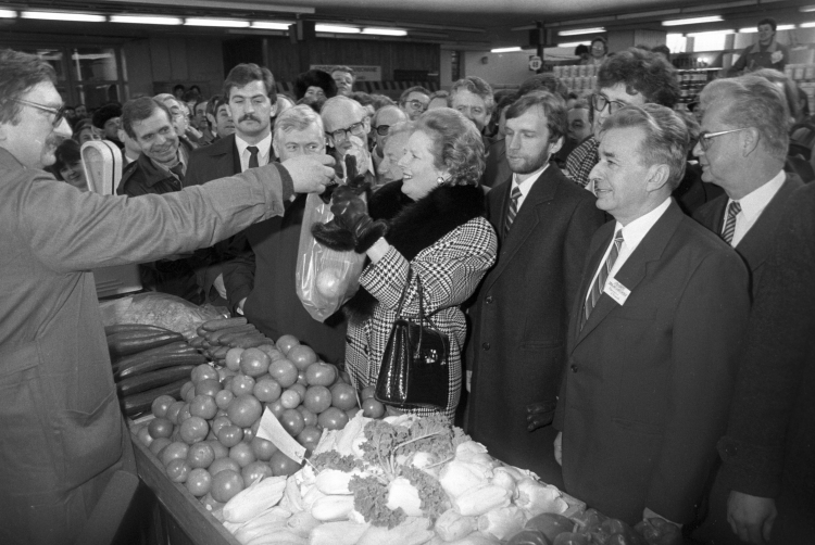 Oficjalna wizyta premier Wielkiej Brytanii Margaret Thatcher w Polsce, 2-4 listopada 1988. Brytyjska premier Margaret Thatcher na zakupach w stołecznej Hali Mirowskiej. Fot. PAP/G. Rogiński