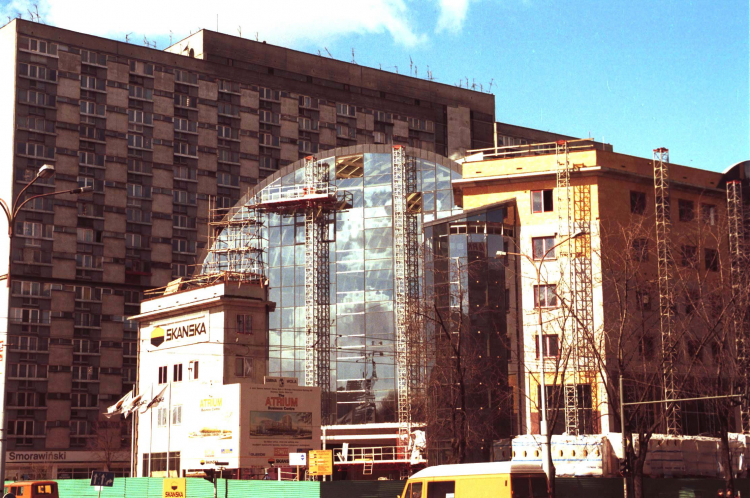Przykład architektury lat 90. XX wieku: Atrium Plaza w Warszawie. Fot. PAP/P. Kopczyński