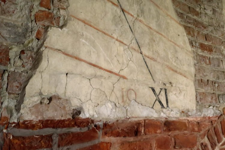 Fragment tablicy na ścianie krużganka Zamku Kapituły Warmińskiej w Olsztynie. PAP/T. Waszczuk